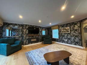 Elegant Retreat: Classic Style and Modern Comfort